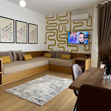 Flora Apartments ساراندا المظهر الخارجي الصورة