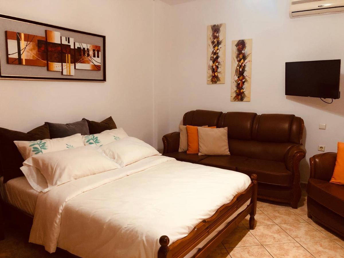 Flora Apartments ساراندا المظهر الخارجي الصورة